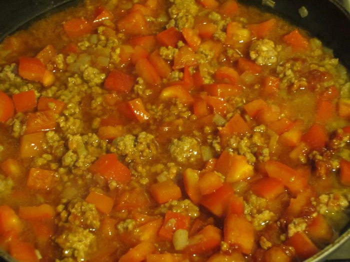 Картофель, фаршированный мясным рагу с фасолью