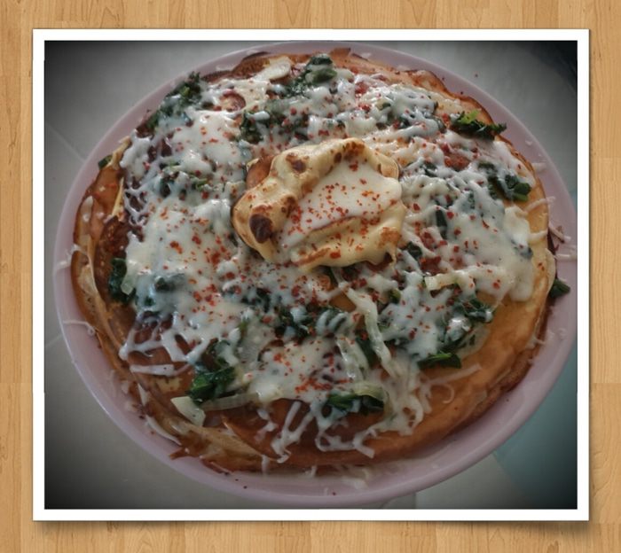 Блинный торт со шпинатом и сыром на завтрак