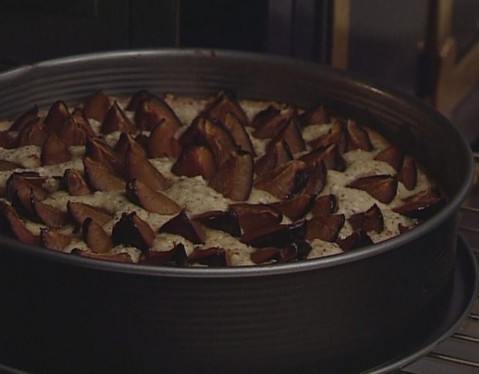 Ореховый торт со сливами