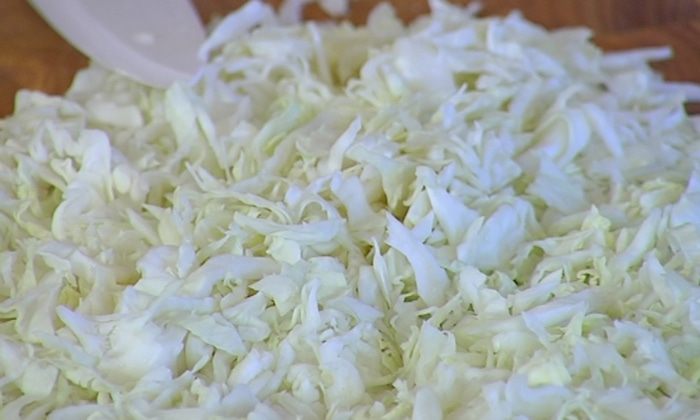 Капуста, тушенная с шампанским и изюмом