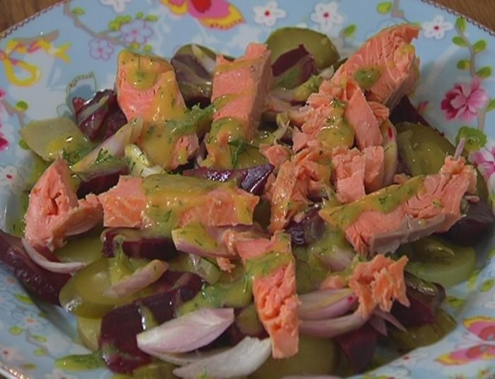 Салат из рыбы, картофеля и свеклы 