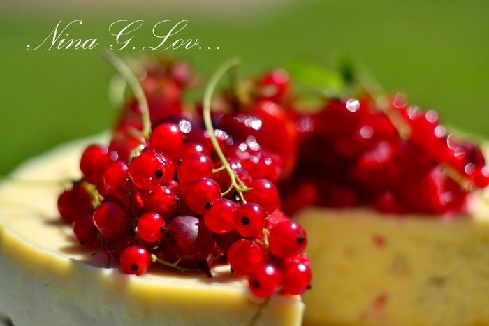 Творожный торт-мусс с ягодами в белом шоколаде