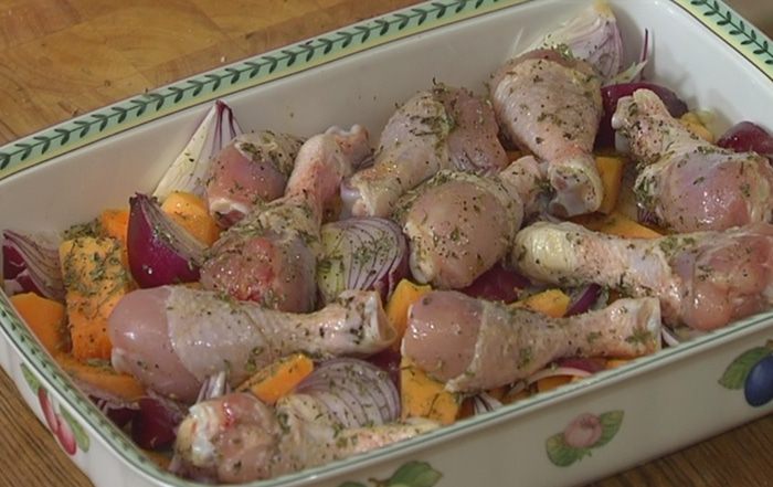 Курица с тыквой, луком и грецкими орехами