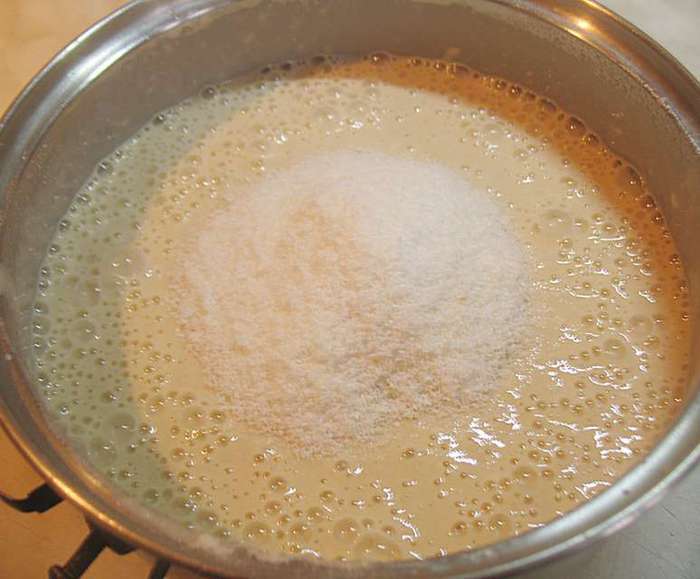 Блины с кокосовой стружкой и клубничным соусом