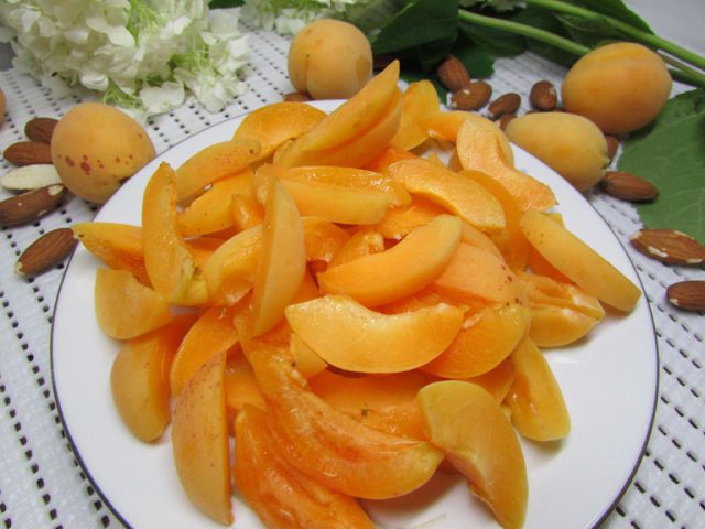 Летний салат с абрикосами