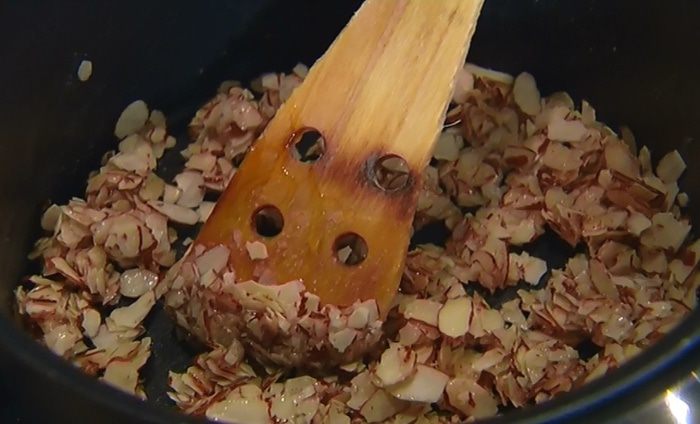 Ванильное мороженое с карамельным соусом и миндальной нугой