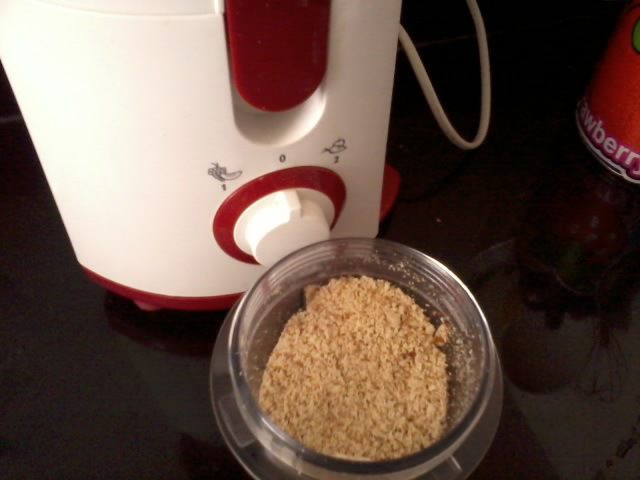 Салат из брокколи с миндалем и жареным луком 