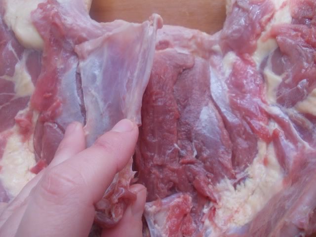 Рулет из утки с финиками и орехами