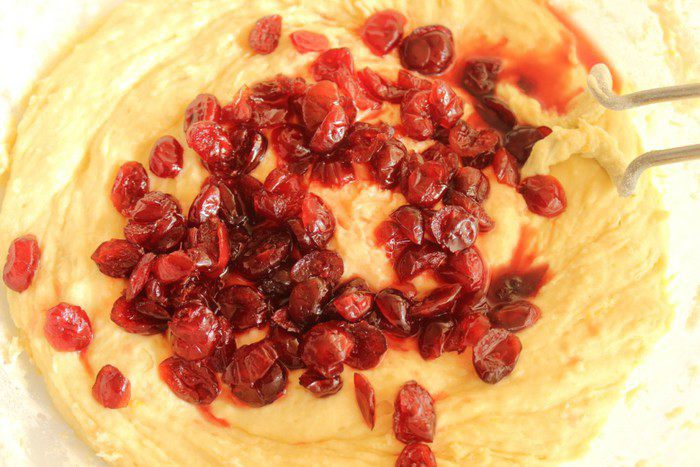 Куличи с апельсиновой цедрой и вяленой клюквой