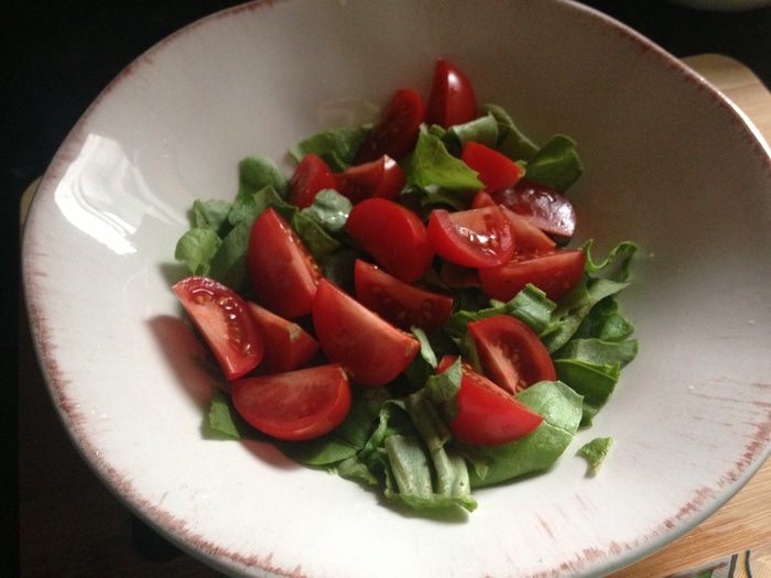 Салат с авокадо и моцареллой