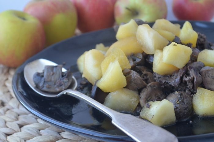 Ароматная куриная печенка с грибами и яблочным чатни