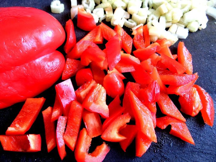 Печень в горшочке в сметанно-томатном соусе с овощами