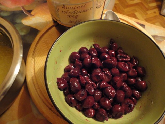 Булочки-ссобойки с вишней и апельсиновым сиропом