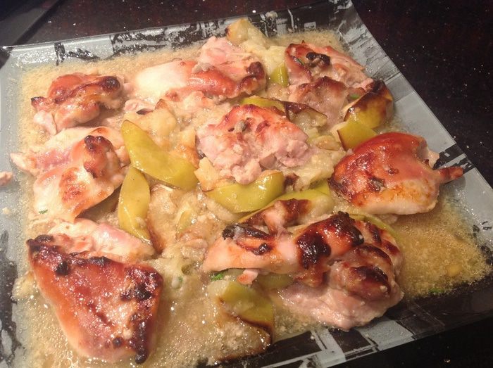 Курочка с яблоками