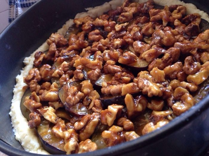 Сливовый пирог с ореховым крокантом