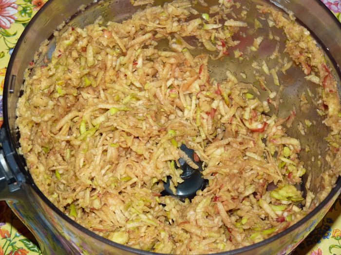 «Сухой» яблочный пирог с корицей и вяленной клюквой