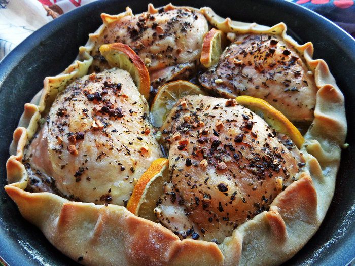 Курочка, запеченная в съедобной тарелке