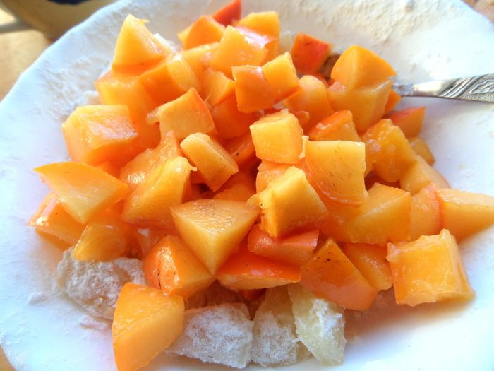 Шарлотка с ананасом и хурмой