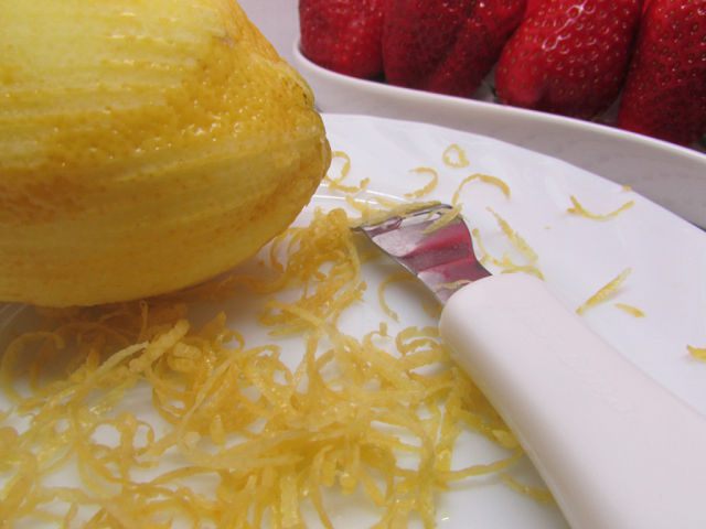 Клубнично-лимонный холодный суп с нежными клецками