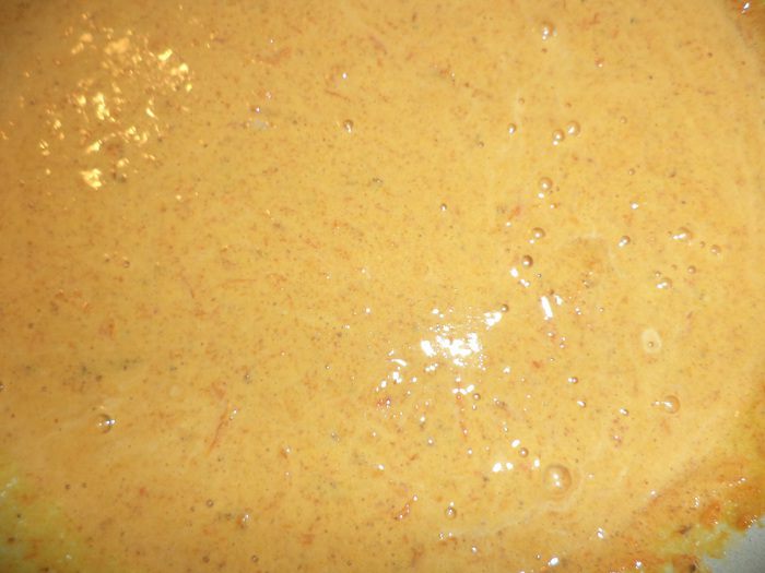 Рулет из бисквитно-тыквенного теста с творожной начинкой