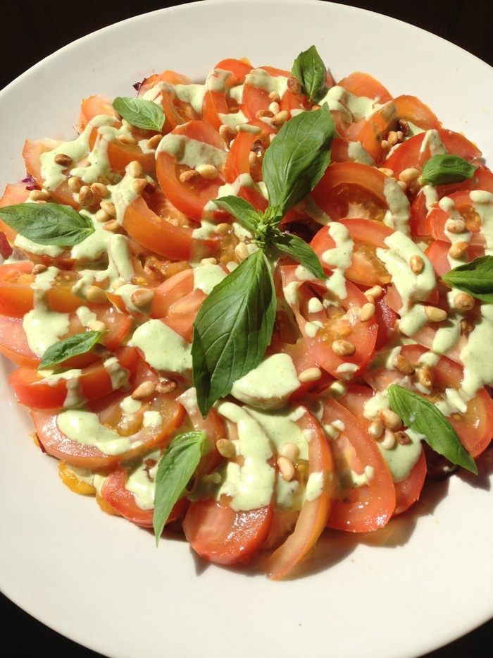 Салат с персиками и помидорами 