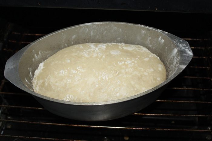 Хлеб без замеса в чугунке