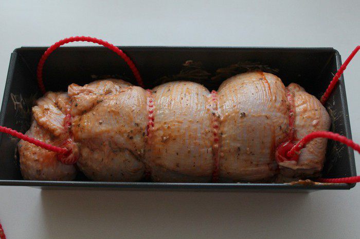 Куриный рулет с черносливом и грецким орехом