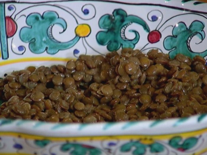 Чечевица с яйцом пашот, беконом и спаржей 
