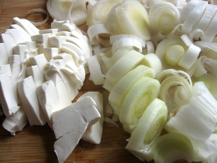 Пирог из слоеного теста с овощами