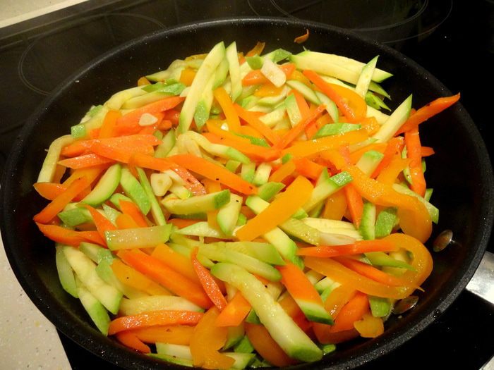 Рыбка на овощной подушке