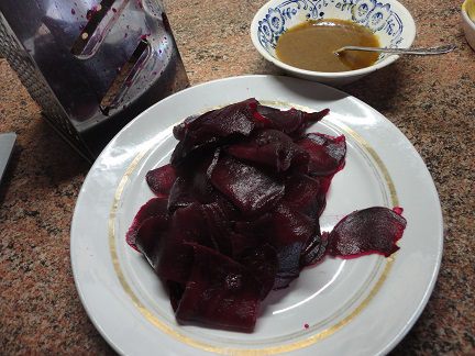 Салат из свеклы с медово-горчичной заправкой