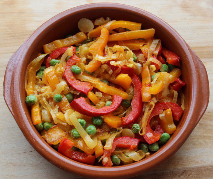 Фриттата с болгарским перцем, зеленым горошком  и луком-пореем