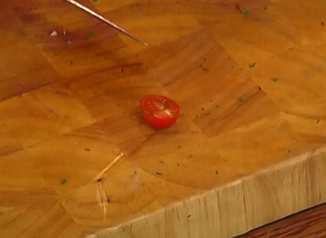 Авокадо с тунцом, сельдереем и помидорами черри 