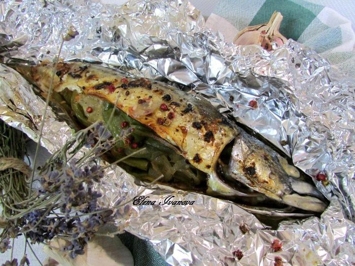 Скумбрия, фаршированная стручковой фасолью