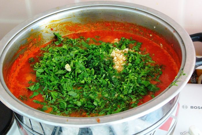 Ароматная аджика со сливами и травами