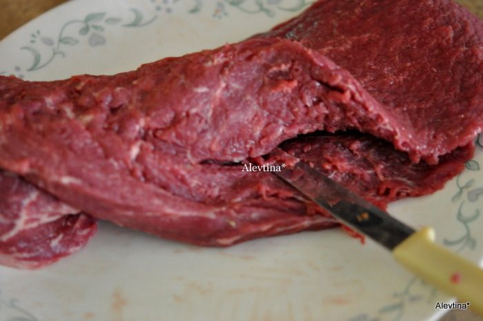 Говяжий рулет с грибами и беконом