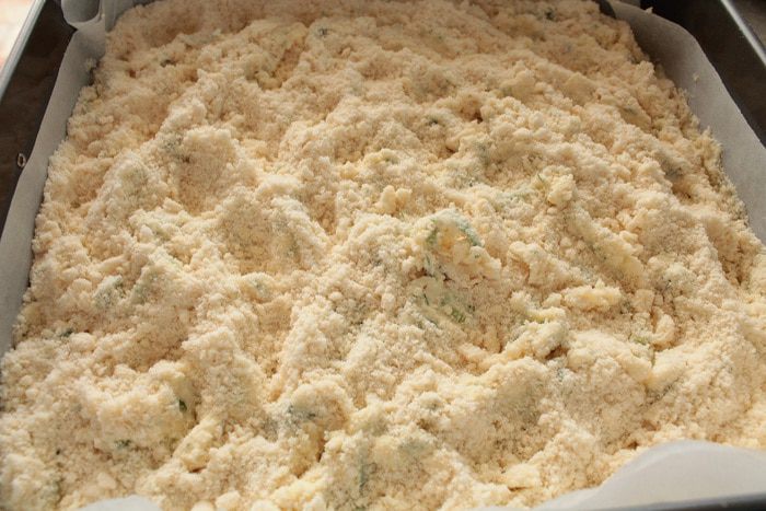 Насыпной пирог с творогом и зеленью