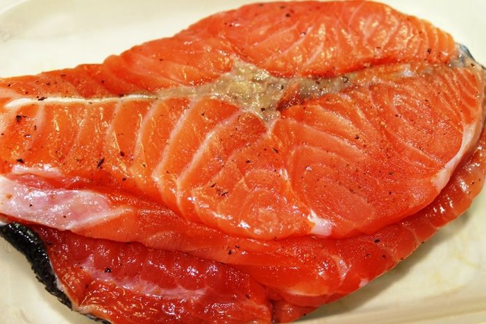 Слабосоленая семга в коньяке с мускатным орехом