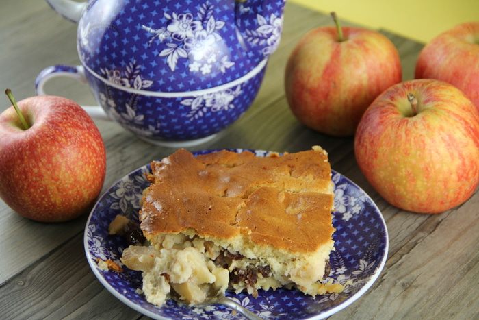 Яблочная запеканка с изюмом и миндалем