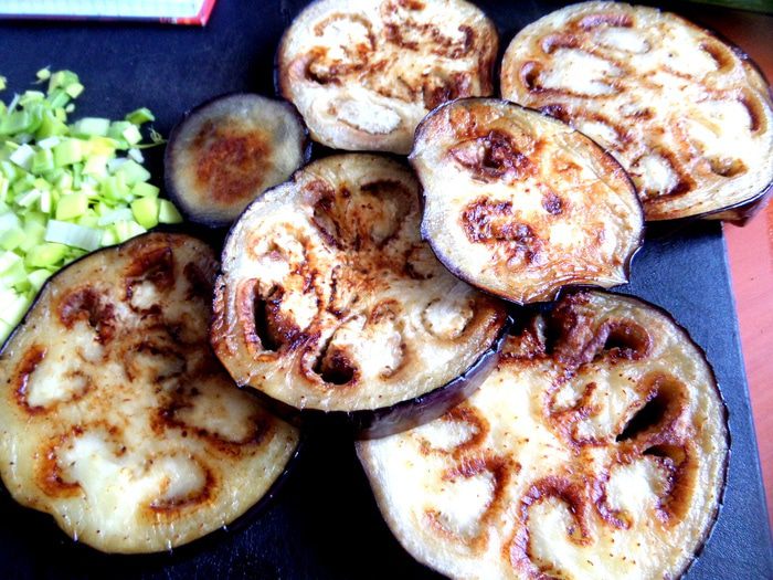 Котлетки на баклажане под сыром, с томатом