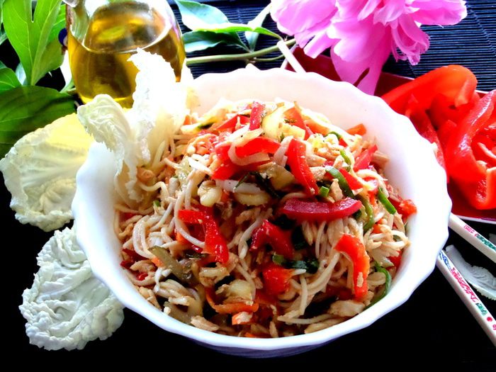 Рисовая вермишель с овощами и курицей