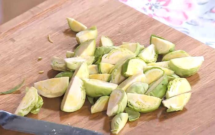 Салат из брюссельской капусты с яблоком и орехами