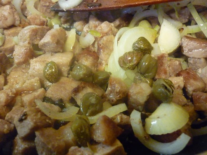 Мясо с оливковым рассолом