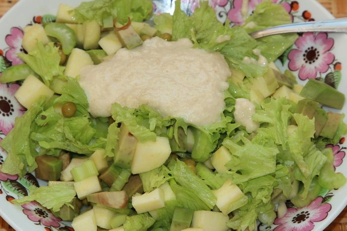 Легкий салат под заправкой из кешью