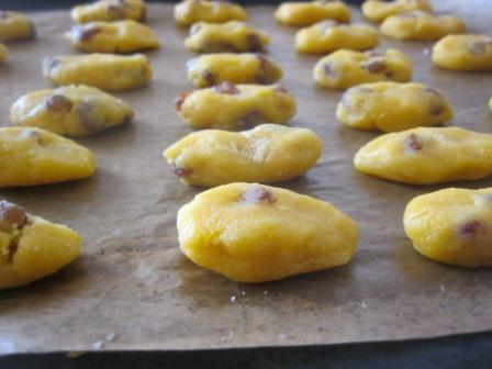 Итальянское кукурузное печенье с изюмом и орехами