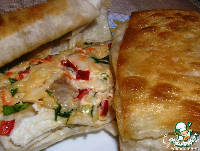 Конвертики из лаваша с сыром, овощами и курицей