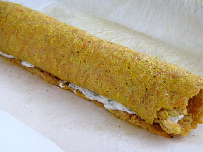 Рулет из моркови с сыром и зеленью