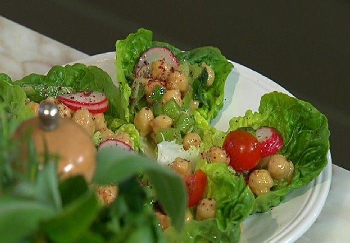 Ароматные лодочки с салатом из нута и свежих овощей 