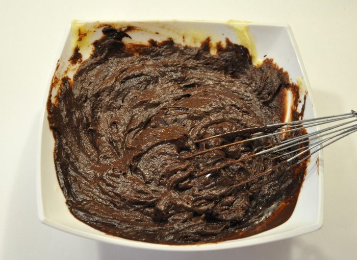 Миндальный торт с шоколадным муссом, безе и карамелью