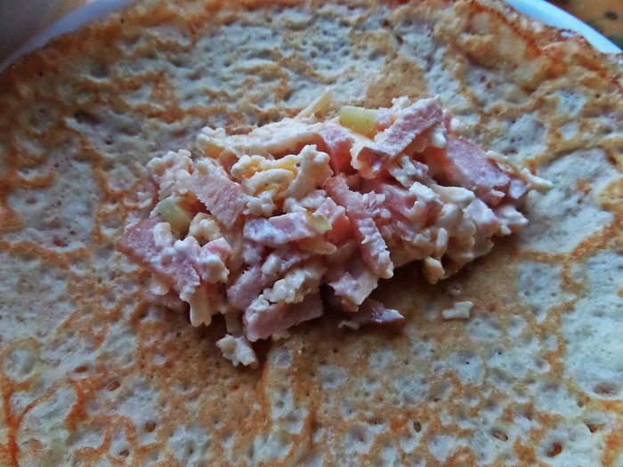 Блины с ветчиной, запечённые под сыром